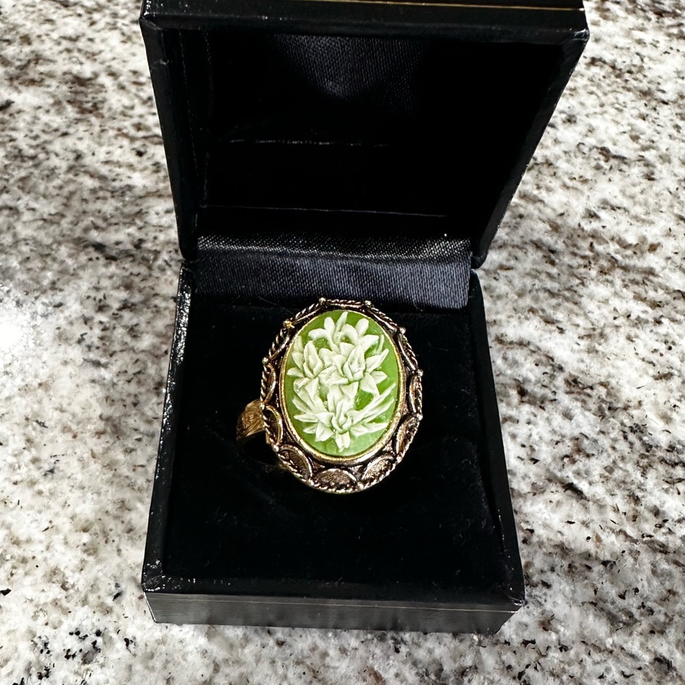 Vintage Vanda Floral Cameo Perfume Poison Locket